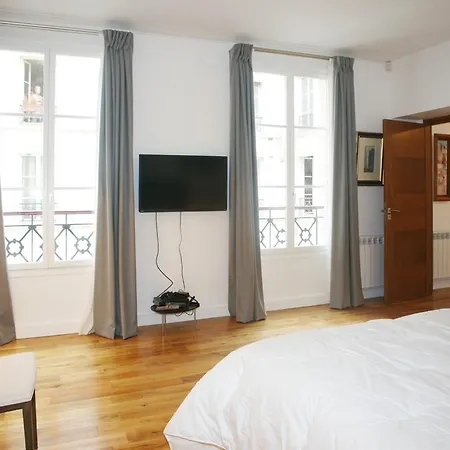 De Ponthieu - 4 Adults باريس